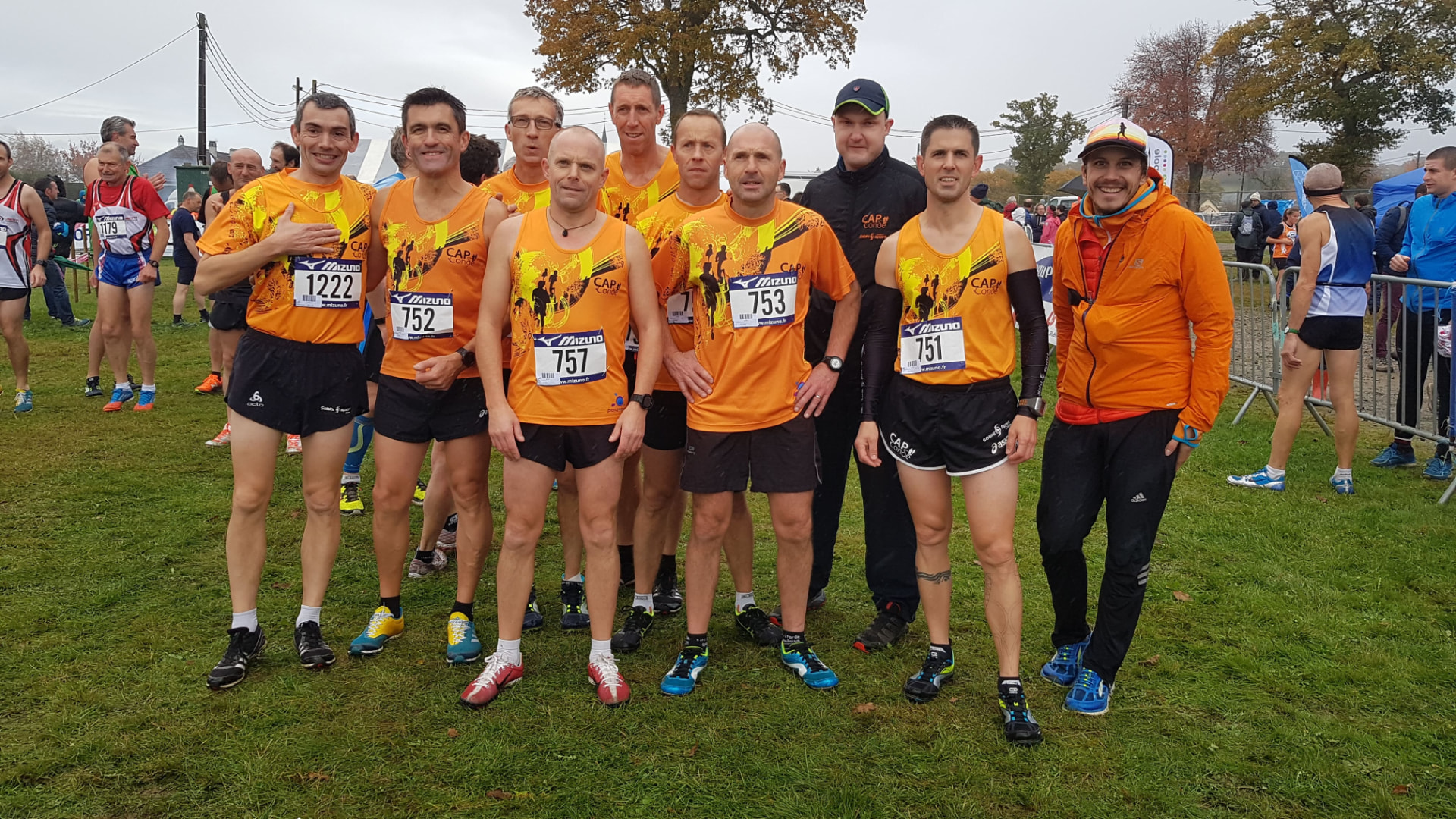 Adhérents de CAP Condé en maillot orange avant un cross